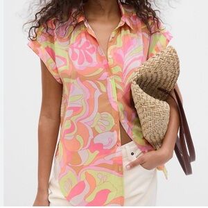 GAP size medium tall colorful print short sleeve button down shirt